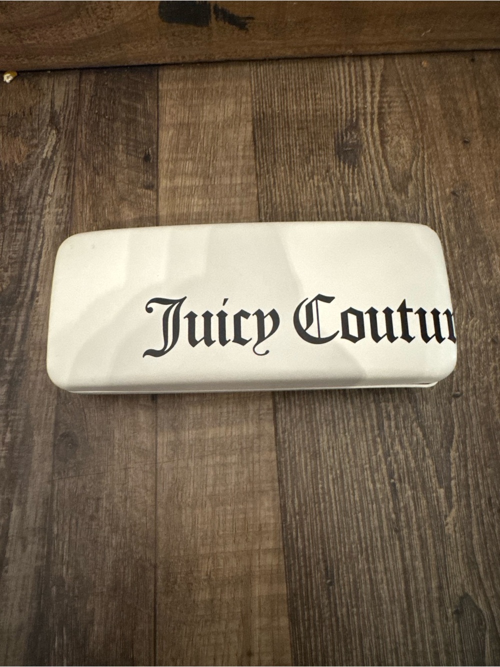 Juicy Couture Hard Eyeglass
Clamshell Case